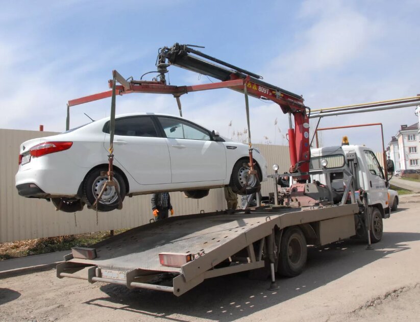 Фото манипулятора проводящего погрузку авто