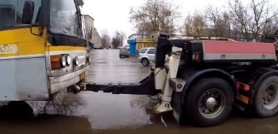 Современный эвакуатор для автобуса и крупнотоннажной техники